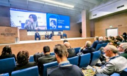 Sala di convegno piena di partecipanti